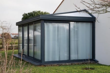 V&eacute;randa en PVC ou aluminium, quel mat&eacute;riau choisir ?